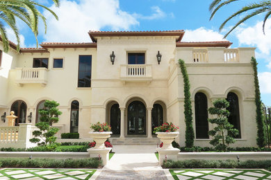 マイアミにある地中海スタイルのおしゃれな家の外観 (混合材サイディング) の写真