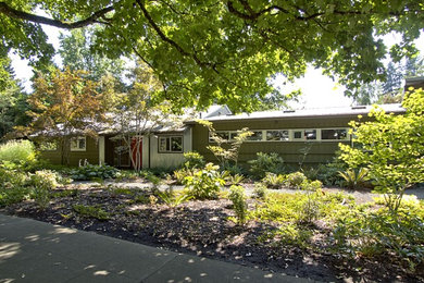 Example of a mid-century modern exterior home design in Portland