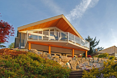 Cette image montre une façade de maison grise design en panneau de béton fibré de taille moyenne et à un étage.