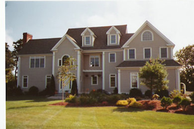 Geräumiges, Dreistöckiges Haus mit brauner Fassadenfarbe in Providence