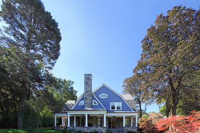 Foto på ett vintage blått trähus, med två våningar och mansardtak