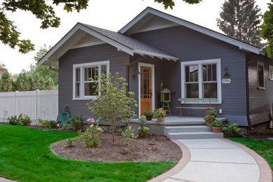 Einstöckiges Haus mit Vinylfassade und grauer Fassadenfarbe in Boise