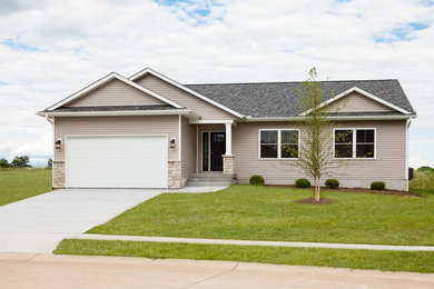 Inspiration for a mid-sized timeless gray one-story vinyl exterior home remodel in Chicago