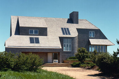 Foto de fachada gris moderna extra grande de tres plantas con revestimiento de madera y tejado a dos aguas