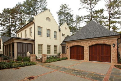 Diseño de fachada de casa beige clásica grande de dos plantas con revestimientos combinados, tejado a cuatro aguas y tejado de teja de barro