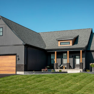 Inspiration pour une grand façade de maison noire nordique de plain-pied avec un revêtement en vinyle, un toit à deux pans et un toit en shingle.