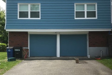 Modelo de fachada de casa azul tradicional de tamaño medio de dos plantas con revestimientos combinados