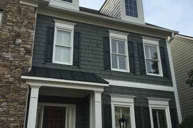 Foto de fachada de casa pareada gris de estilo americano de tamaño medio de tres plantas con revestimiento de vinilo y tejado de teja de madera