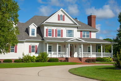 Foto de fachada de casa blanca clásica de tamaño medio de tres plantas con revestimiento de aglomerado de cemento, tejado a dos aguas y tejado de teja de madera