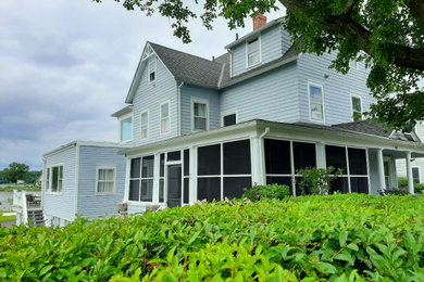 Modelo de fachada de casa gris clásica de tres plantas con revestimiento de madera