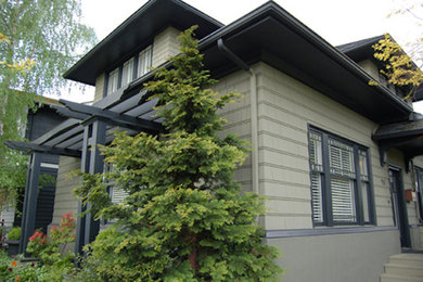 Foto de fachada beige grande de dos plantas con revestimiento de vinilo
