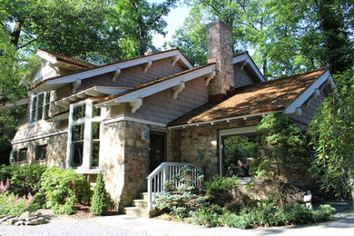 Diseño de fachada de casa beige tradicional de tamaño medio de una planta con revestimientos combinados, tejado a dos aguas y tejado de teja de madera