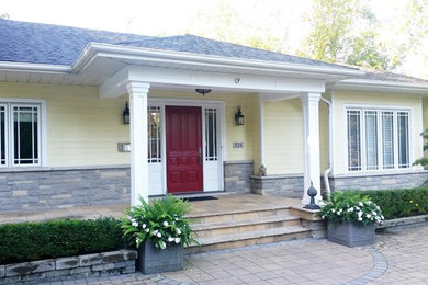 Kleines, Einstöckiges Klassisches Einfamilienhaus mit Vinylfassade, gelber Fassadenfarbe, Walmdach und Schindeldach in Orange County