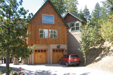 Example of a mountain style exterior home design in Los Angeles