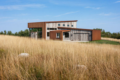 Foto de fachada de casa gris minimalista de tamaño medio de dos plantas con tejado de un solo tendido, tejado de metal y revestimientos combinados