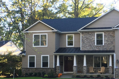 Foto de fachada de casa marrón de estilo americano de tamaño medio de dos plantas con revestimientos combinados, tejado a dos aguas y tejado de varios materiales