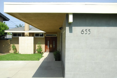 Mittelgroßes, Einstöckiges Modernes Haus mit Mix-Fassade, beiger Fassadenfarbe und Satteldach in Orange County