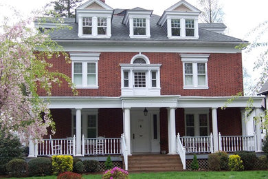 Idee per la facciata di una casa grande rossa classica a tre piani con rivestimento in mattoni e tetto a padiglione