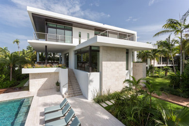 Großes, Dreistöckiges Modernes Einfamilienhaus mit Mix-Fassade, weißer Fassadenfarbe und Flachdach in Miami