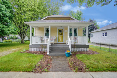 Kleines, Einstöckiges Klassisches Haus mit gelber Fassadenfarbe in Grand Rapids