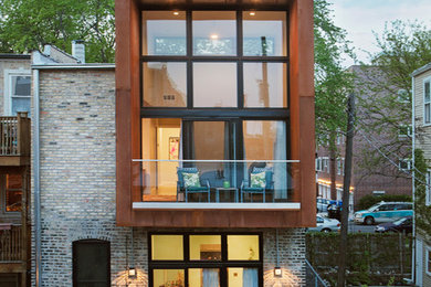 Imagen de fachada de casa multicolor contemporánea de tamaño medio de dos plantas con revestimiento de ladrillo y tejado plano