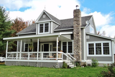 Ejemplo de fachada de casa gris clásica renovada de tamaño medio de dos plantas con revestimiento de madera, tejado a dos aguas y tejado de teja de madera