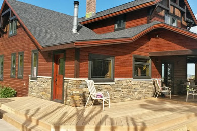 Foto de fachada de casa marrón de estilo americano de tamaño medio de dos plantas con revestimiento de madera, tejado a dos aguas y tejado de teja de madera