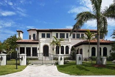Großes, Zweistöckiges Mediterranes Einfamilienhaus mit Betonfassade, weißer Fassadenfarbe, Walmdach und Ziegeldach in Miami