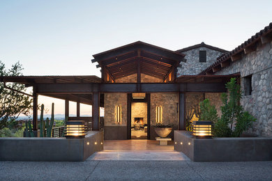 フェニックスにあるラグジュアリーな巨大なコンテンポラリースタイルのおしゃれな家の外観 (石材サイディング) の写真