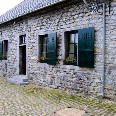 Inspiration for a mid-sized country one-story stone exterior home remodel in Philadelphia