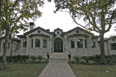 Foto de fachada de casa gris clásica de tamaño medio de dos plantas con revestimiento de piedra, tejado a dos aguas y tejado de teja de madera