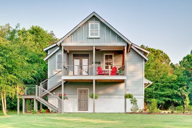 Immagine della facciata di una casa verde country con scale