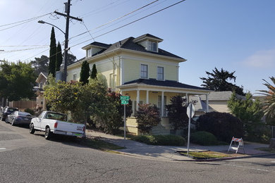 サンフランシスコにある高級なヴィクトリアン調のおしゃれな家の外観 (黄色い外壁) の写真