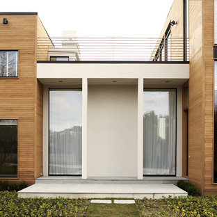 Ispirazione per la facciata di una casa moderna con rivestimento in legno