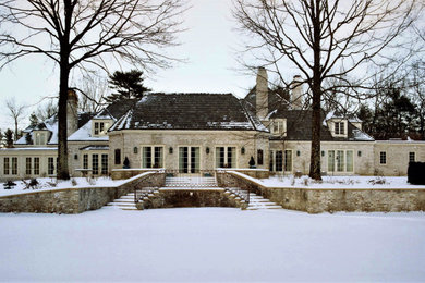 Diseño de fachada de casa blanca clásica extra grande de dos plantas con revestimiento de ladrillo, tejado a cuatro aguas y tejado de teja de madera