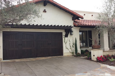 Example of a mid-sized tuscan white one-story stucco exterior home design in Orange County with a tile roof