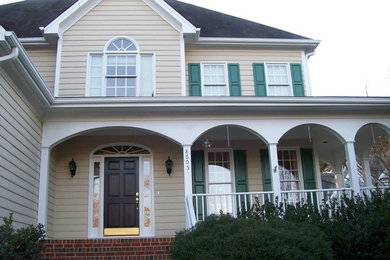 Zweistöckiges Haus mit Vinylfassade und beiger Fassadenfarbe in Raleigh