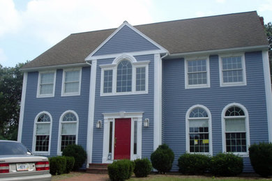 Ejemplo de fachada de casa azul tradicional grande de dos plantas