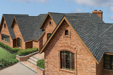 Diseño de fachada de casa roja clásica extra grande de dos plantas con revestimiento de ladrillo, tejado a dos aguas y tejado de teja de madera