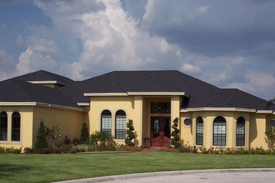 Example of a classic exterior home design in Tampa