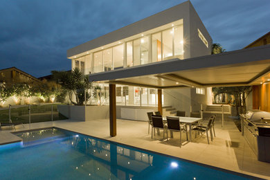 Diseño de fachada de casa gris minimalista extra grande de dos plantas con revestimiento de hormigón y tejado plano