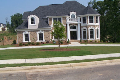 Großes, Zweistöckiges Klassisches Einfamilienhaus mit Backsteinfassade, brauner Fassadenfarbe, Walmdach und Schindeldach in Atlanta