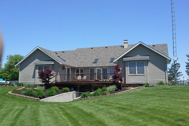 Imagen de fachada de casa beige clásica renovada de tamaño medio de dos plantas con revestimiento de vinilo, tejado a dos aguas y tejado de teja de madera