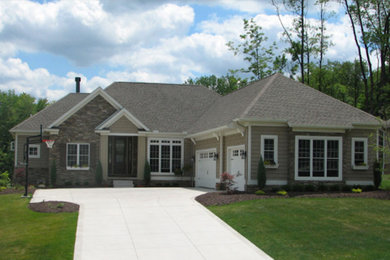 Immagine della facciata di una casa beige american style a due piani di medie dimensioni con rivestimenti misti