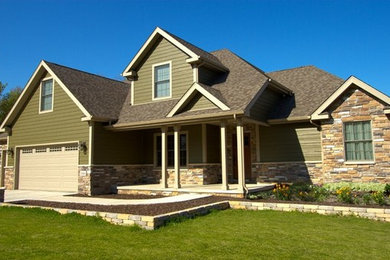 Foto de fachada de casa verde de estilo americano de tamaño medio de dos plantas con revestimientos combinados, tejado a dos aguas y tejado de teja de madera