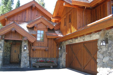 Example of an exterior home design in Sacramento