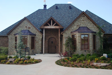 Ejemplo de fachada de casa multicolor tradicional de tamaño medio de dos plantas con revestimientos combinados, tejado a dos aguas y tejado de teja de madera