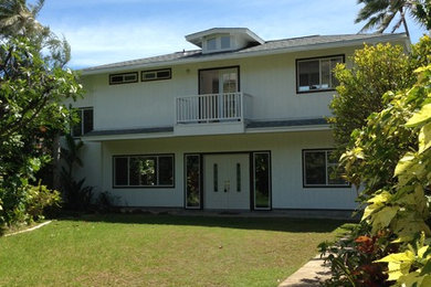 Photo of a beach style house exterior in Hawaii.