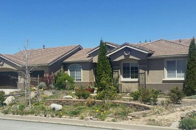 Mid-sized elegant beige one-story stucco house exterior photo in Sacramento with a hip roof