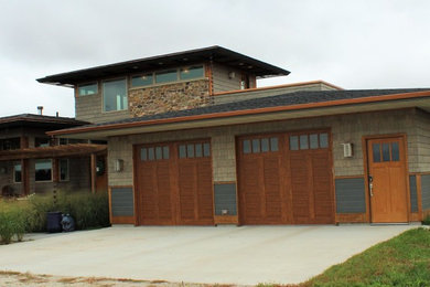 Aménagement d'une façade de maison beige craftsman de taille moyenne et à un étage avec un revêtement mixte, un toit à quatre pans et un toit en shingle.